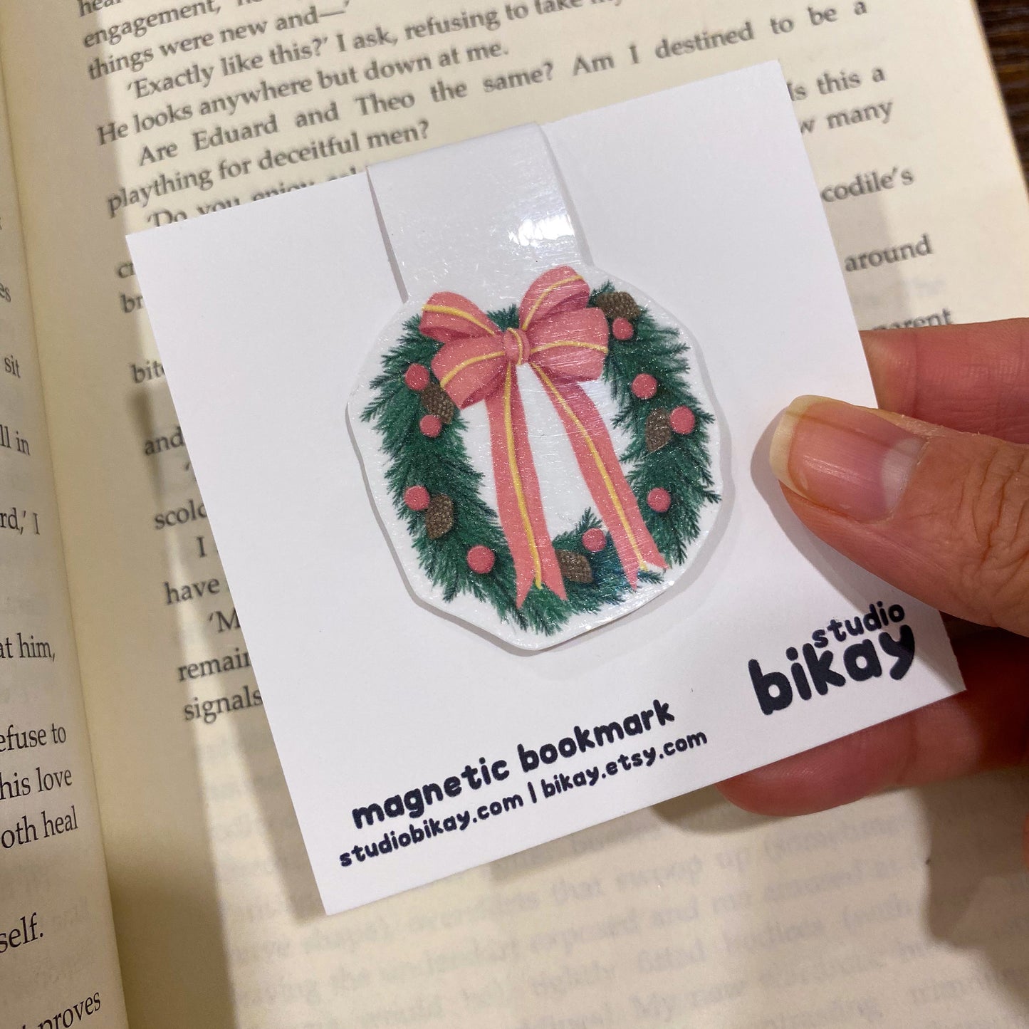 Christmas wreath magnetic bookmark