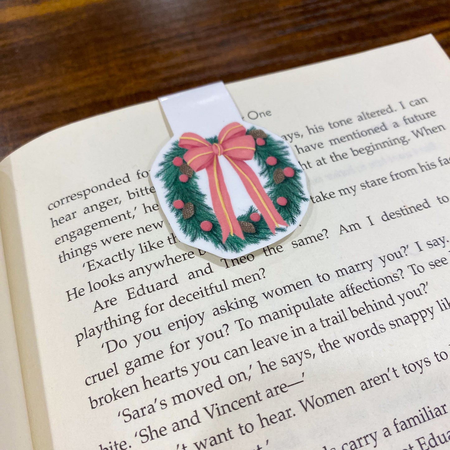 Christmas wreath magnetic bookmark