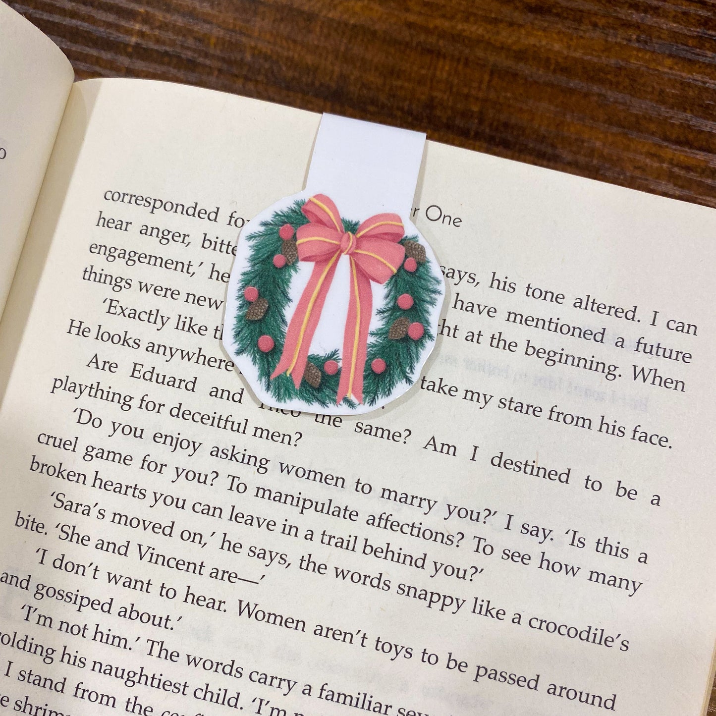 Christmas wreath magnetic bookmark